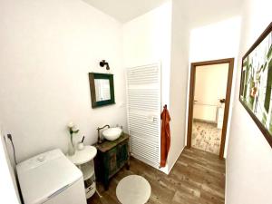 Baño blanco con lavabo y espejo en Residence Park lovely apartman with private parking, en Kysucké Nové Mesto