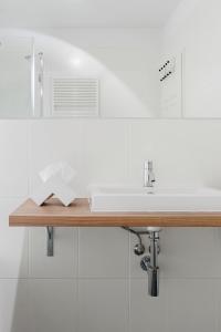 un mostrador de baño con lavabo y un libro sobre él en Luxury 2 Bedroom apartment in the heart of Mitte, Berlin, en Berlín