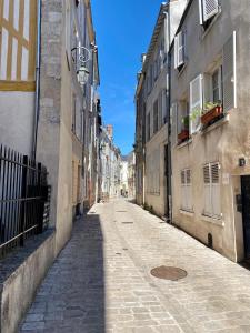 an empty street in an alley between buildings at Le repaire d'Esmeralda in Orléans