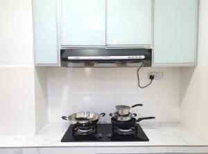 Virtuve vai virtuves zona naktsmītnē Rafflesia Condominium by Dahlia Homes