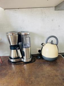 a blender and a tea kettle on a counter at Aurum Apartment in Kirchheim am Neckar