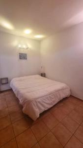 Posteľ alebo postele v izbe v ubytovaní Villa Chantal proche centre ville / Piscine / Clim / Parking + 26 fotografií