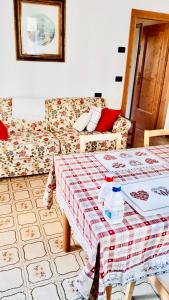 LILLI'S HOME Appartamento confortevole vicino ad Asiago في روانا: غرفة معيشة مع طاولة وأريكة