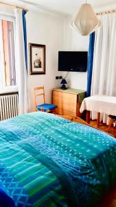 - une chambre avec un lit doté d'une couverture bleue dans l'établissement LILLI'S HOME Appartamento confortevole vicino ad Asiago, à Roana