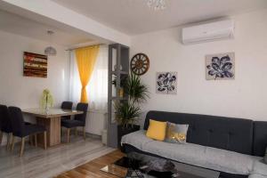 Apartments Oaza في داروفار: غرفة معيشة مع أريكة وطاولة