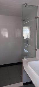 een badkamer met een wastafel en een spiegel bij Apani Dhani Eco-Lodge in Nawalgarh
