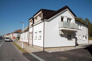 un edificio blanco al lado de una calle en Apartments Oaza, en Daruvar