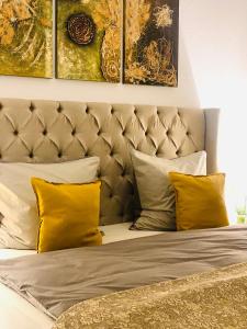 a bedroom with a bed with yellow pillows at Aurum Apartment in Kirchheim am Neckar