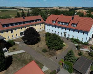 - une vue aérienne sur un bâtiment avec une cour dans l'établissement Hof Gruebler, à Klipphausen