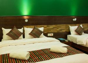 Łóżko lub łóżka w pokoju w obiekcie Hotel Adam