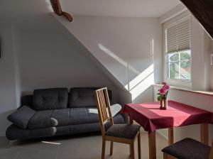ein Wohnzimmer mit einem Sofa und einem Tisch in der Unterkunft Hof Gruebler in Klipphausen