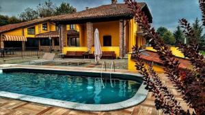The swimming pool at or close to Rosso Di Sera