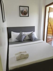 IgcauayanにあるRedDoorz @ Marceily Point Resort Guimarasのベッド1台(タオル2枚付)