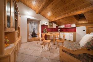 een keuken en eetkamer met een tafel en stoelen bij Casa Faifer mountain holiday Livigno in Livigno