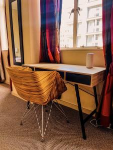 Johannesburg的住宿－The Gold Hut，窗户前带椅子的桌子