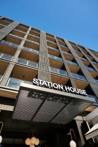 un edificio con un cartel en la parte delantera en Home Suite Hotels Station House, en Ciudad del Cabo