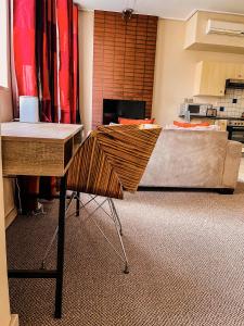 una habitación con una mesa y una cama en ella en The Gold Hut, en Johannesburgo