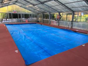 una gran piscina cubierta de agua azul en Cozy Cabin Pet Friendly ADA Compatible en Maggie Valley