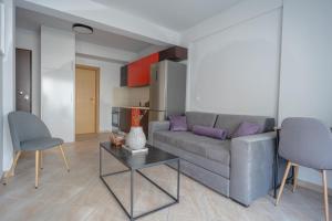 A seating area at #G30 Chic 1 BR apartment in the centre of Volos