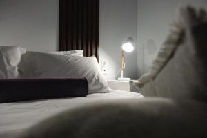A bed or beds in a room at #G30 Chic 1 BR apartment in the centre of Volos