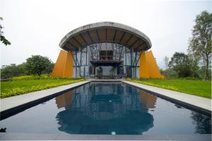 Bazén v ubytování SaffronStays Solasta, Mulshi - infinity pool villa with Mulshi Dam views nebo v jeho okolí