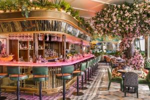 un bar avec un comptoir rose et des chaises vertes dans l'établissement Gorgeous Victorian house sleeps 6 in Cardiff, à Cardiff