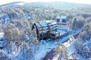 une vue aérienne sur un bâtiment dans la neige dans l'établissement HOTEL ROYAL MOUNTAIN, à Divčibare