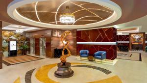 eine Lobby mit einer Statue in der Mitte eines Raumes in der Unterkunft Park Regis Kris Kin Hotel in Dubai