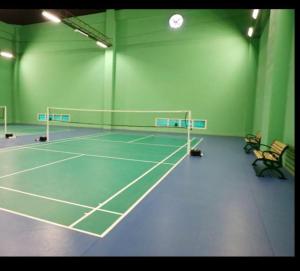 - un court de tennis avec 2 chaises et une raquette dans l'établissement Nambiar Club Bellezea, à Bangalore
