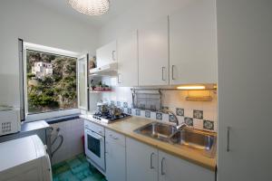 Кухня или мини-кухня в Villa Benedetta

