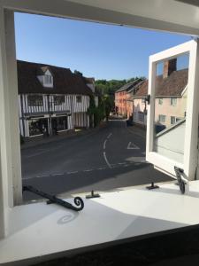 ein offenes Fenster mit Straßenblick in der Unterkunft Almond Cottage Clare - 2 bedroom English Cottage in Clare