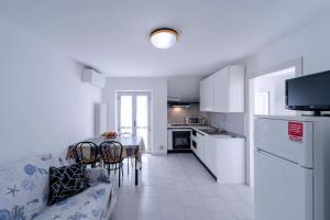 cocina y sala de estar con sofá y mesa en Residence Dolcemare en San Benedetto del Tronto