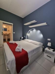 um quarto com uma cama grande e um cobertor vermelho em Amica Taranto em Taranto
