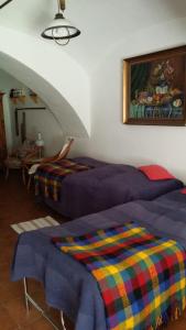1 dormitorio con 2 camas y un cuadro en la pared en Penzion Na koštěti - pejsci zdarma, en Staré Město