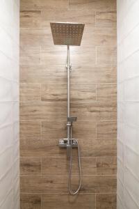 リヴィウにあるAvangard Double grand spaceのバスルーム(シャワー、シャワーヘッド付)が備わります。