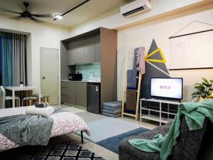 Habitación con cocina y sala de estar. en The Perfect Getaway @ Tamarind Suites, Netflix 300Mbps, en Cyberjaya
