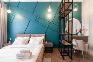 リヴィウにあるAvangard Double grand spaceの青い壁の客室で、ベッド1台が備わります。