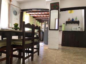 a kitchen and dining room with a table and chairs at Marindia, hermosa casa, Ideal descanso, Montemar. in Salinas  +55 photos