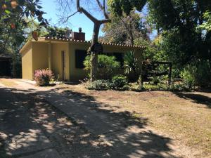 a small yellow house with a yard at Marindia, hermosa casa, Ideal descanso, Montemar. in Salinas 
