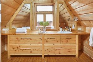 a bathroom in a log cabin with a sink and a window at Hruby Gazda - zabytkowa willa góralska na wyłączność in Bukowina Tatrzańska