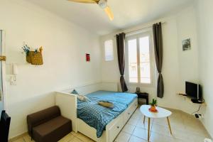 Telewizja i/lub zestaw kina domowego w obiekcie Charming Studio ideal for Congresses and Holidays LIVE IN GAZAGNAIRE