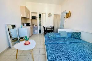 Kuchnia lub aneks kuchenny w obiekcie Charming Studio ideal for Congresses and Holidays LIVE IN GAZAGNAIRE