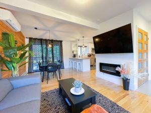 un salon avec un canapé et une télévision sur un mur dans l'établissement Complexe LIVTremblant by Gestion ELITE - LIV4, à Mont-Tremblant