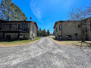 une route vide devant un bâtiment dans l'établissement Complexe LIVTremblant by Gestion ELITE - LIV4, à Mont-Tremblant