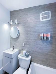 La salle de bains est pourvue de toilettes blanches et d'un lavabo. dans l'établissement Complexe LIVTremblant by Gestion ELITE - LIV4, à Mont-Tremblant