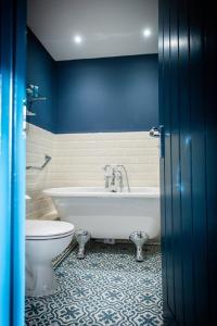uma casa de banho com uma banheira branca e um WC. em The Lansdowne, Eastbourne em Eastbourne