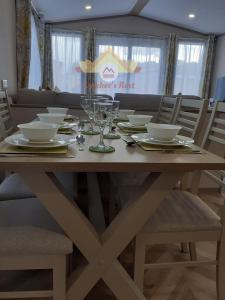 uma mesa de jantar com pratos e copos em Trekker's Rest, Brigham, Cockermouth, Cumbria em Cockermouth