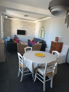 Televízia a/alebo spoločenská miestnosť v ubytovaní La maison d'adèle