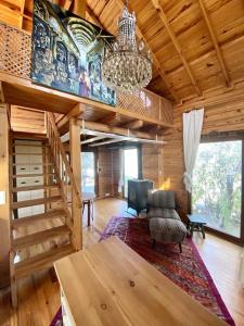 Posezení v ubytování Artistic 1-bedroom Cabin with Indoor Fireplace