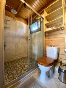 Koupelna v ubytování Artistic 1-bedroom Cabin with Indoor Fireplace